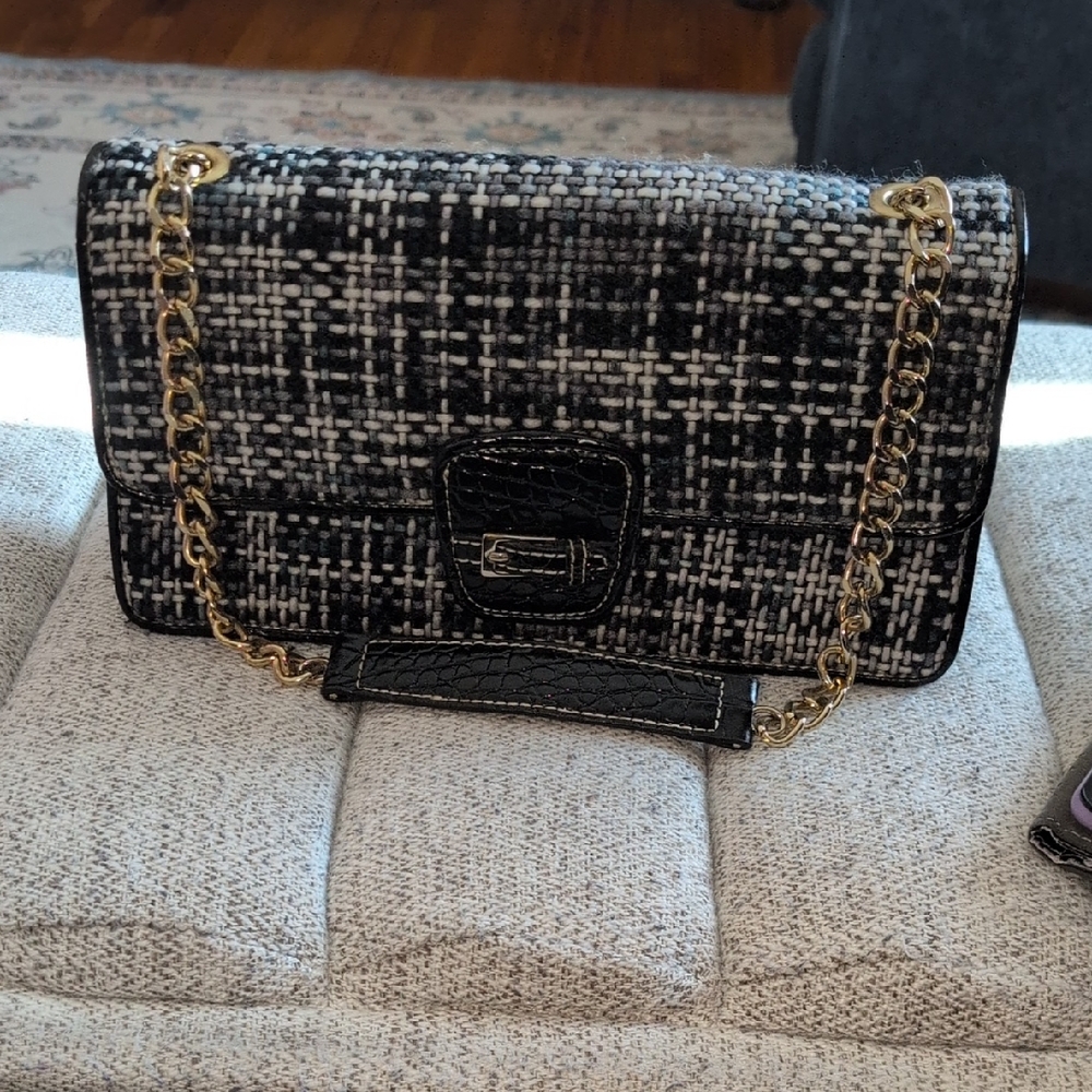 💕3/$25💕Liz Claiborne Black and White Tweed Shoulder Bag